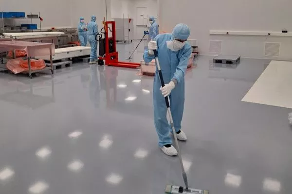 Cleanroom cleaning in practice: HQ Pack